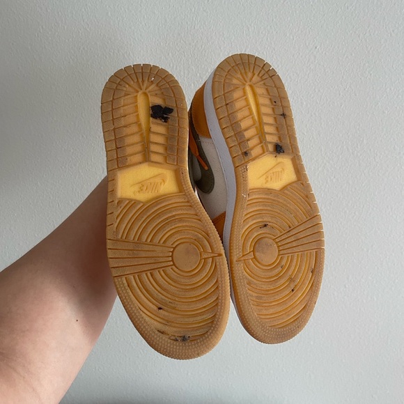 Jordan 1 Low SE Size 4 Youth - Picture 5 of 8